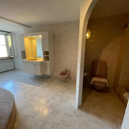 25 Apartment *
